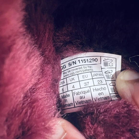 UGG WOMEN’S BURGUNDY SLIPPERS WITH SEQUENCE SIZE 6 NWT - Picture 4 of 12